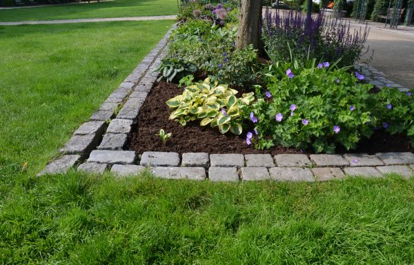Flower Bed Mulching in Eden Prairie
